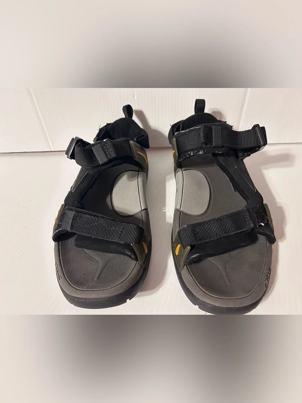 TEVA SN5667 Hurricane sandals men size 8 US